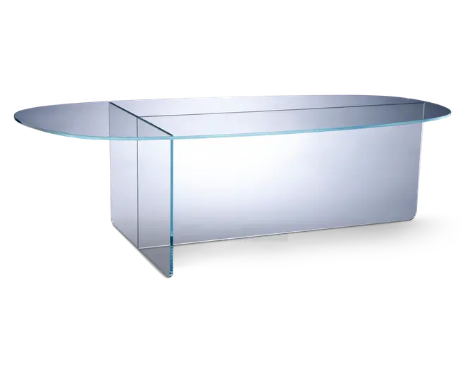 Et moderne, minimalistisk bord lavet helt af klart glas. Bordpladen har en langstrakt oval form med glatte, afrundede kanter. Basen består af to krydsende glasplader, der danner en stabil støtte og samtidig bevarer et elegant og gennemsigtigt udseende. Designet fremhæver rene linjer og et nutidigt udtryk, velegnet til stilfulde interiører.