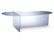 Et moderne, minimalistisk bord lavet helt af klart glas. Bordpladen har en langstrakt oval form med glatte, afrundede kanter. Basen består af to krydsende glasplader, der danner en stabil støtte og samtidig bevarer et elegant og gennemsigtigt udseende. Designet fremhæver rene linjer og et nutidigt udtryk, velegnet til stilfulde interiører.