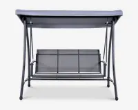 Udendørs gyngesæde med en robust metalramme og sæde samt ryglæn i mesh-stof. Gyngen har en bred, rektangulær baldakin, der giver skygge, og understøttes af fire skrå ben for stabilitet. Sædet er designet til tre personer og har armlæn på begge sider. Farven er neutral grå, hvilket passer til forskellige udendørsmiljøer.