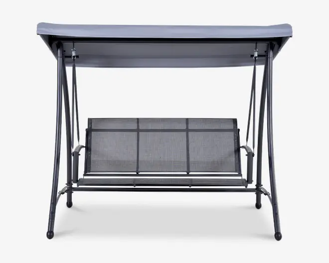 Udendørs gyngesæde med en robust metalramme og sæde samt ryglæn i mesh-stof. Gyngen har en bred, rektangulær baldakin, der giver skygge, og understøttes af fire skrå ben for stabilitet. Sædet er designet til tre personer og har armlæn på begge sider. Farven er neutral grå, hvilket passer til forskellige udendørsmiljøer.