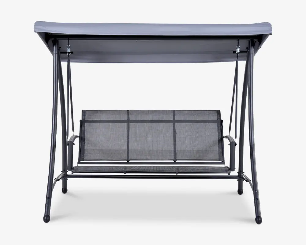 Udendørs gyngesæde med en robust metalramme og sæde samt ryglæn i mesh-stof. Gyngen har en bred, rektangulær baldakin, der giver skygge, og understøttes af fire skrå ben for stabilitet. Sædet er designet til tre personer og har armlæn på begge sider. Farven er neutral grå, hvilket passer til forskellige udendørsmiljøer.