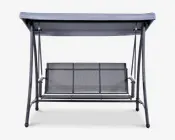 Udendørs gyngesæde med en robust metalramme og sæde samt ryglæn i mesh-stof. Gyngen har en bred, rektangulær baldakin, der giver skygge, og understøttes af fire skrå ben for stabilitet. Sædet er designet til tre personer og har armlæn på begge sider. Farven er neutral grå, hvilket passer til forskellige udendørsmiljøer.