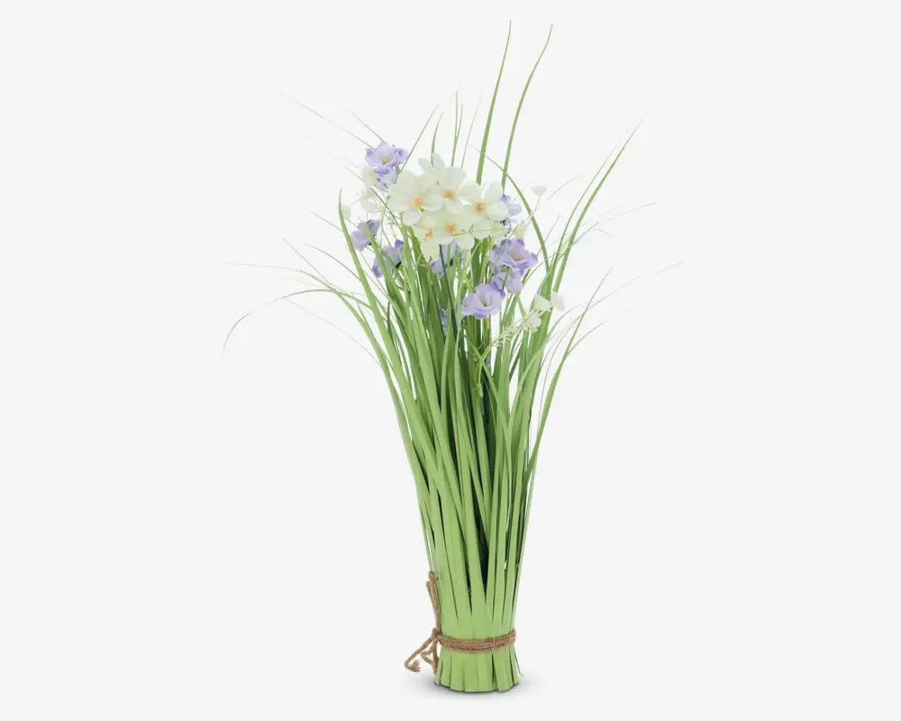 Et bundt lange, slanke grønne stilke bundet sammen med snor i bunden, med fine hvide og lyse lilla blomster i toppen. Arrangementet har et naturligt, frisk udseende med en blanding af græsagtige blade og små blomster.