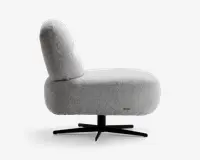 Moderne stol med tykt, afrundet sæde og høj, buet ryg, polstret i et lysegråt, tekstureret stof. Stolen har en sort metalfod med fire ben, der kan dreje. Designet er minimalistisk og moderne med bløde, polstrede puder for ekstra komfort.