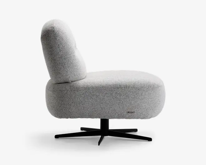 Moderne stol med tykt, afrundet sæde og høj, buet ryg, polstret i et lysegråt, tekstureret stof. Stolen har en sort metalfod med fire ben, der kan dreje. Designet er minimalistisk og moderne med bløde, polstrede puder for ekstra komfort.
