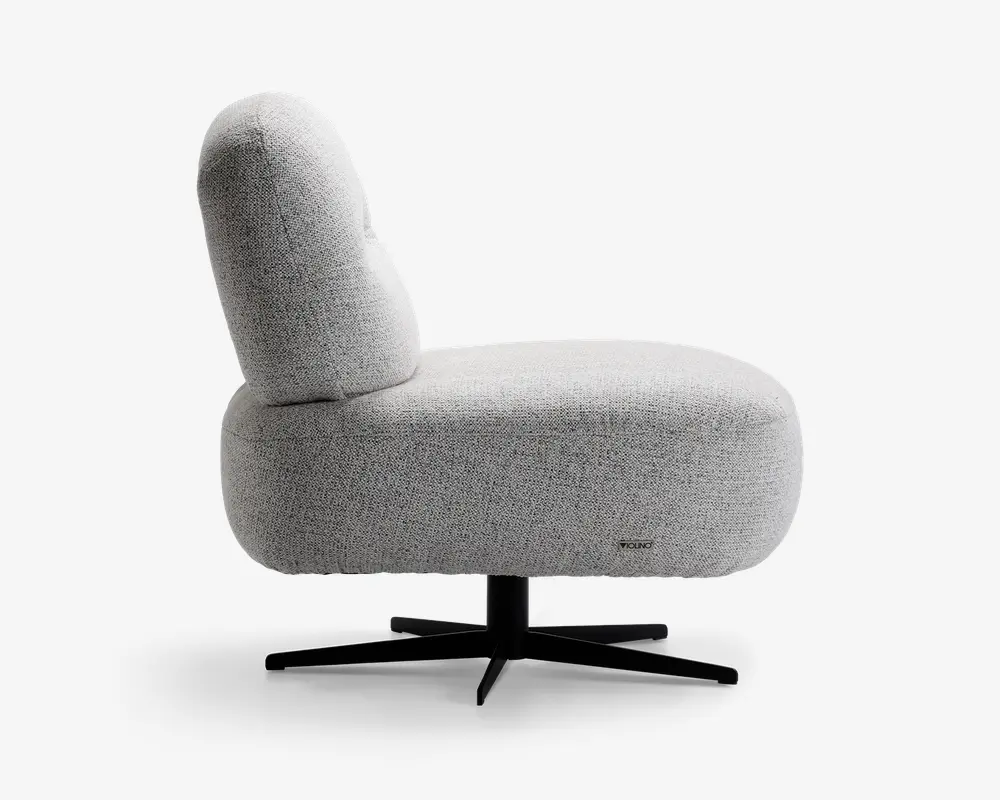 Moderne stol med tykt, afrundet sæde og høj, buet ryg, polstret i et lysegråt, tekstureret stof. Stolen har en sort metalfod med fire ben, der kan dreje. Designet er minimalistisk og moderne med bløde, polstrede puder for ekstra komfort.