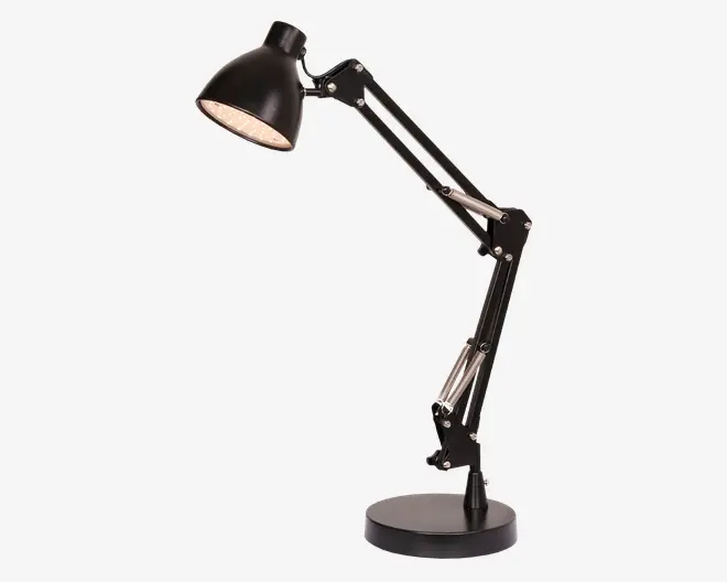 Sort, justerbar skrivebordslampe med rund fod og fjederbelastet arm. Lampen har en konisk skærm og flere led, så højde og vinkel nemt kan tilpasses. Designet er moderne og funktionelt, velegnet til arbejdsbelysning på et skrivebord eller arbejdsområde.