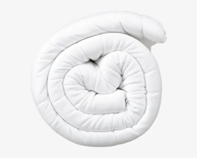 Et tykt, hvidt, quiltet produkt rullet tæt sammen i en spiralform. Overfladen ser glat og blød ud med synlige syninger, der giver en polstret struktur. Kanterne er pænt afsluttede, og det samlede udtryk tyder på, at det er blødt og behageligt.
