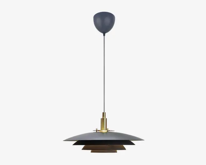 Loftlampe med et lagdelt, geometrisk skærm i mat sort og en guldfarvet detalje øverst. Lampen hænger fra en slank, lige ledning, der er fastgjort til en rund loftroset. Designet kombinerer moderne og industrielle elementer med en bred, flad skærm og et mindre indre lag for blødt, diffust lys.