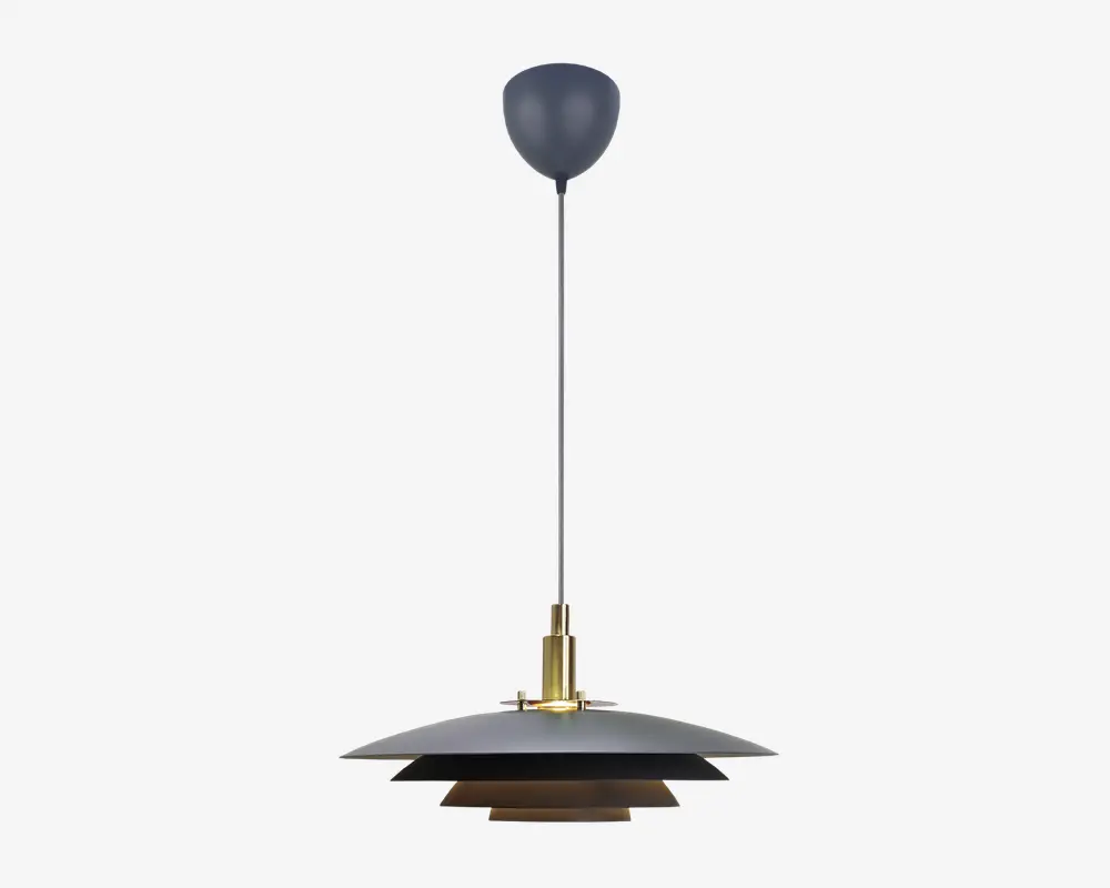 Loftlampe med et lagdelt, geometrisk skærm i mat sort og en guldfarvet detalje øverst. Lampen hænger fra en slank, lige ledning, der er fastgjort til en rund loftroset. Designet kombinerer moderne og industrielle elementer med en bred, flad skærm og et mindre indre lag for blødt, diffust lys.