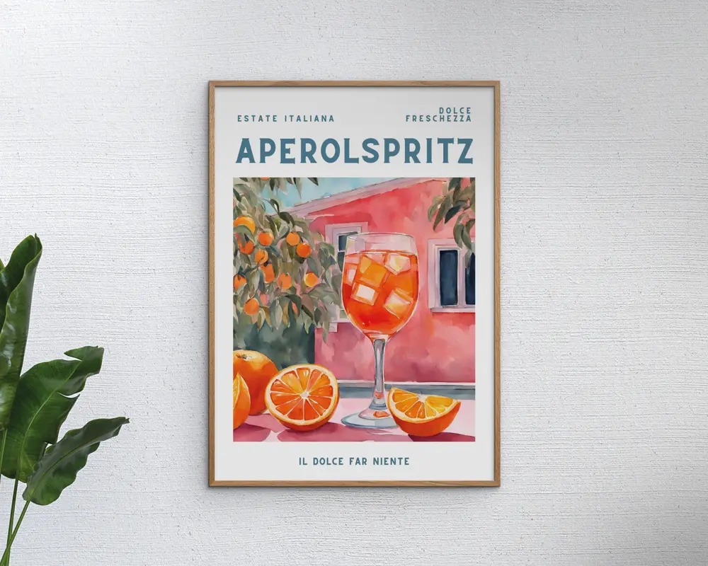 Indrammet plakat med en farverig illustration af et glas fyldt med en orange cocktail og isterninger, omgivet af halve og hele appelsiner. I baggrunden ses en lyserød bygning og et appelsintræ med modne frugter. Plakaten har et vintage rejseplakat-look med italiensk tekst og en enkel, moderne ramme.