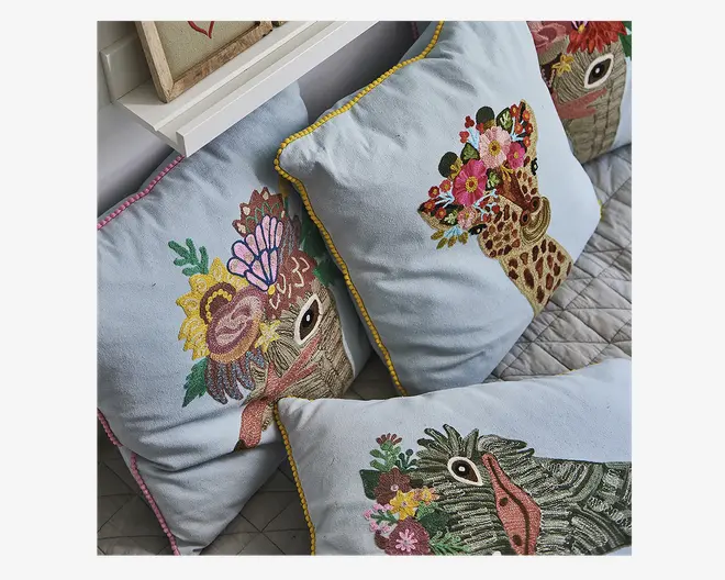 Pude broderi bomuld giraf 45x45 cm