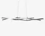 Moderne loftlampe med to sammenflettede, bølgeformede LED-stænger i poleret kromfinish. Lampen hænger fra loftet i to slanke, justerbare stænger, hvilket giver et svævende udtryk. Designet er stilrent og minimalistisk, ideelt til moderne indretning, og giver jævn, diffust belysning langs hele lampens længde.