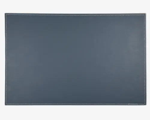 Rektangulær, glat, mørkeblå overflade med synlige hvide syninger langs kanterne. Materialet ligner læder eller kunstlæder, hvilket giver et elegant og professionelt udseende. Syningerne er jævnt fordelt, hvilket tilføjer en diskret dekorativ detalje og forstærker kanterne for øget holdbarhed.