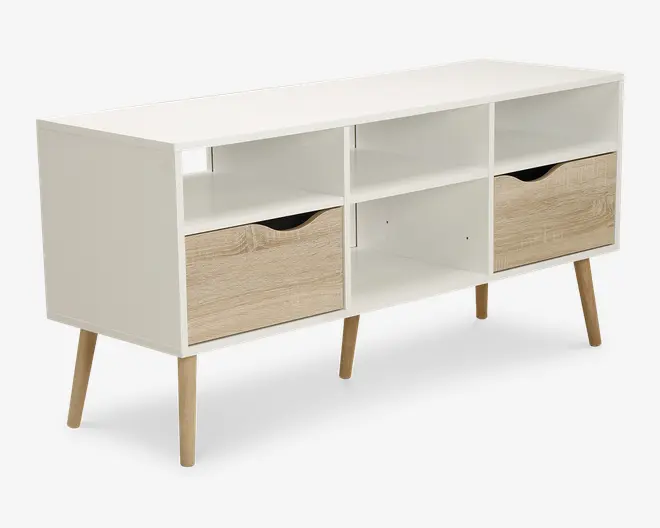 Et moderne, rektangulært opbevaringsmøbel med hvid ramme og fire skråtstillede træben. Møblet har fire åbne hylder øverst og to rummelige skuffer med lys træfinish og buede udskæringer som greb nederst. Designet er minimalistisk og funktionelt, velegnet til moderne indretning.