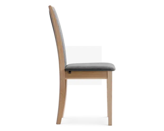Sidebillede af en stol med en ramme i lyst træ og en let buet ryg for ergonomisk støtte. Sædet er polstret og betrukket med et glat, mørkegråt stof, hvilket giver god komfort. Benene er lige og solide og matcher stolens lyse træfinish.