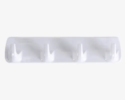 Et rektangulært, hvidt vægmonteret stativ i plast med fire jævnt fordelte kroge. Krogene er afrundede og let opadbuede for at holde genstande sikkert. Overfladen er glat og blank, og designet er minimalistisk, hvilket gør det velegnet til forskellige rum som badeværelse, køkken eller entré.