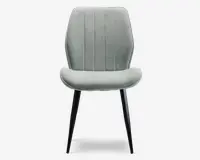 Stol med lysegråt polstret sæde og ryglæn, der har lodrette syninger for ekstra struktur. Sædet er let buet for komfort, og stolen står på fire slanke, sorte metalben, der er let skråtstillede for stabilitet og et moderne udtryk.