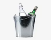 En blank, metallisk isspand med en glat, reflekterende overflade og et solidt håndtag fastgjort på hver side. Spanden indeholder to flasker: en klar flaske med svingtoplåg og en grøn flaske med korkprop og en delvist synlig etiket. Spanden er rummelig nok til at rumme flere flasker og er designet til at køle drikkevarer.