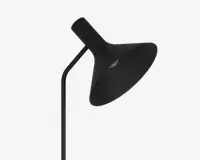 En moderne lampe med mat sort finish, der har en bred, udfladet konisk skærm og en slank, vinklet stang. Lampen har et minimalistisk design med rene linjer og en glat overflade, velegnet til moderne indretning.