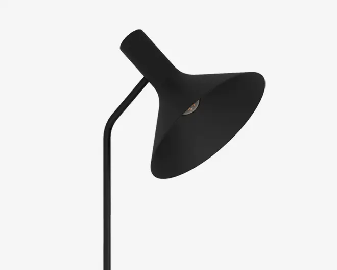 En moderne lampe med mat sort finish, der har en bred, udfladet konisk skærm og en slank, vinklet stang. Lampen har et minimalistisk design med rene linjer og en glat overflade, velegnet til moderne indretning.