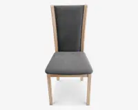 Stol med let træramme og ben, høj og let tilspidset ryg samt polstret sæde, begge betrukket med mørkegråt stof. Ryglænet har en diskret indadgående bue for ergonomisk støtte.