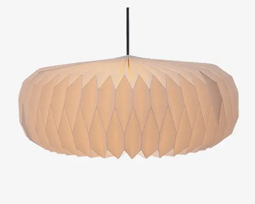 Hængelampe med bred, flad tromleform og en geometrisk, origami-inspireret skærm. Skærmen er lavet af et lyst, uigennemsigtigt materiale med et gentagende diamantmønster, som giver et blødt, diffust lys. Lampen hænger fra en central stang og har et moderne, skulpturelt udtryk.