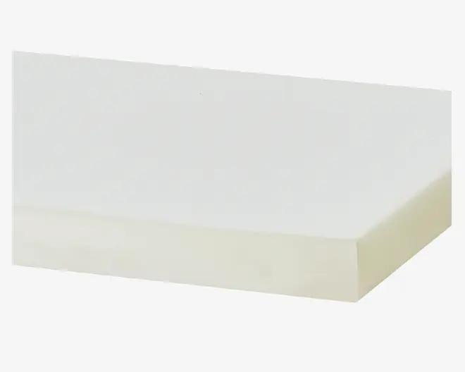 Et rektangulært stykke hvidt skum med rene, skarpe kanter og en glat overflade. Skummet ser tæt og ensartet ud i strukturen, velegnet til polstring eller støtteformål.