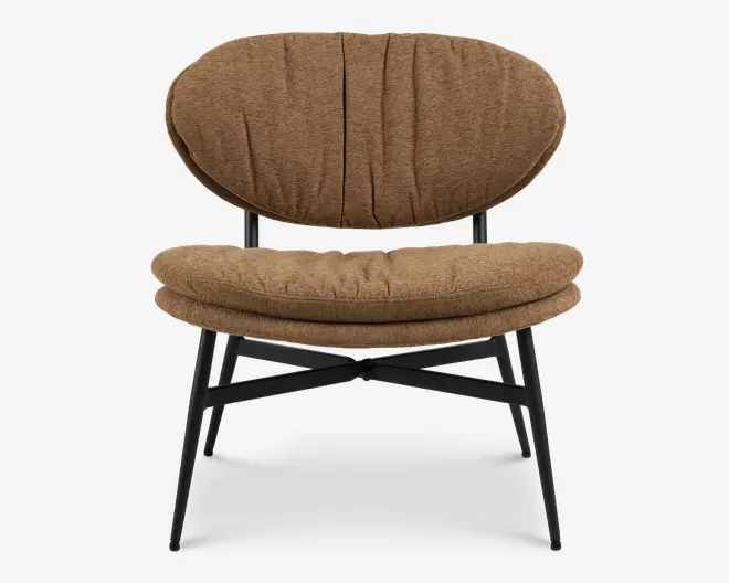En moderne loungestol med rund, kraftigt polstret ryg og sæde i tekstureret brunt stof. Stolen har en let tilbagelænet ryg for ekstra komfort og diskrete lodrette syninger på ryglænet. Den står på et solidt sort metalstel med skrå ben og tværgående støtte for øget stabilitet.
