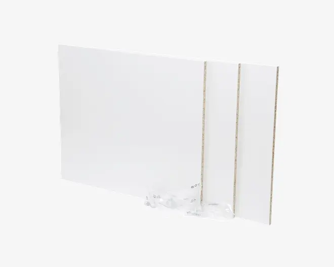Tre rektangulære hvide plader med glatte overflader og synlige spånpladekanter, vist stående oprejst. Pladerne har forskellige bredder, men samme højde, og de ser ud til at være lavet af lamineret træmateriale. Små plastikbeslag til montering ses foran pladerne.
