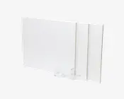 Tre rektangulære hvide plader med glatte overflader og synlige spånpladekanter, vist stående oprejst. Pladerne har forskellige bredder, men samme højde, og de ser ud til at være lavet af lamineret træmateriale. Små plastikbeslag til montering ses foran pladerne.