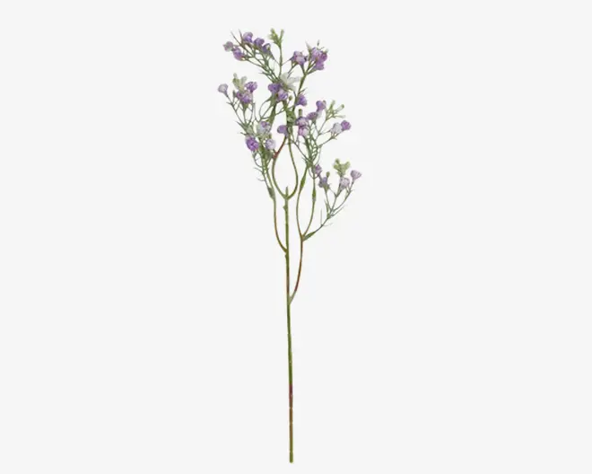 Kunstig blomsterstilk med flere slanke grønne grene, små, fine lilla og hvide blomster samt fine, fjerlignende grønne blade. Stilken er lang og lige, velegnet til brug i dekorationer eller som pynt.