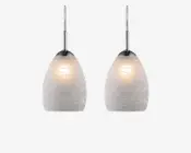 Et sæt pendellamper med matterede glasskærme, der har et diskret indgraveret linjemønster. Skærmene er ovale og udsender et blødt, varmt lys. Hver lampe hænger fra en stilren stang med kromfinish, hvilket giver et moderne og elegant udtryk.