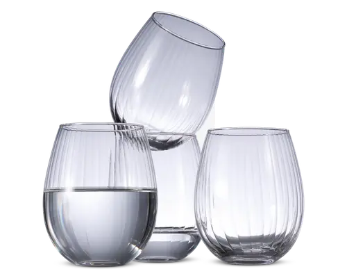 Sæt med tre klare, stilkfri glas med rund form og lodret rillet tekstur. Ét glas er delvist fyldt med vand, mens de to andre er tomme. Glassene har et moderne, elegant design og en solid bund for stabilitet.