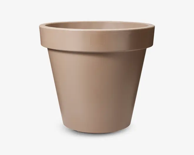 En enkel, rund, lysebrun beholder med en bred kant øverst. Overfladen er glat og mat, og beholderen bliver smallere mod bunden. Designet er minimalistisk uden synlige mønstre eller dekorationer.