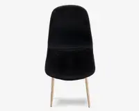 Stol med glat, sort polstret sæde og ryglæn, der har et let buet, ergonomisk design. Stolen har fire lyse træben, som er let udadgående for øget stabilitet. Polstringen ser blød ud og giver behagelig siddekomfort.
