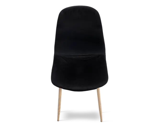 Stol med glat, sort polstret sæde og ryglæn, der har et let buet, ergonomisk design. Stolen har fire lyse træben, som er let udadgående for øget stabilitet. Polstringen ser blød ud og giver behagelig siddekomfort.