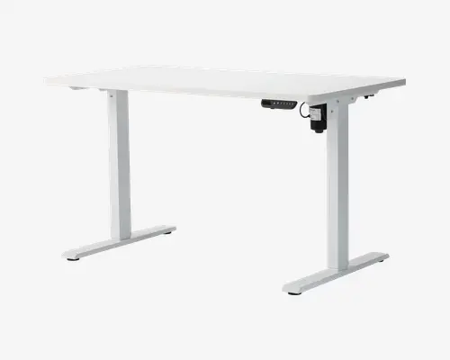 Rektangulært bord med en glat, hvid bordplade og solide, hvide metalben. Bordet har et elektrisk højdejusteringspanel monteret under højre side, hvilket gør det nemt at skifte mellem siddende og stående position. Designet er minimalistisk og moderne med en rummelig overflade og stabile T-formede ben for ekstra støtte.