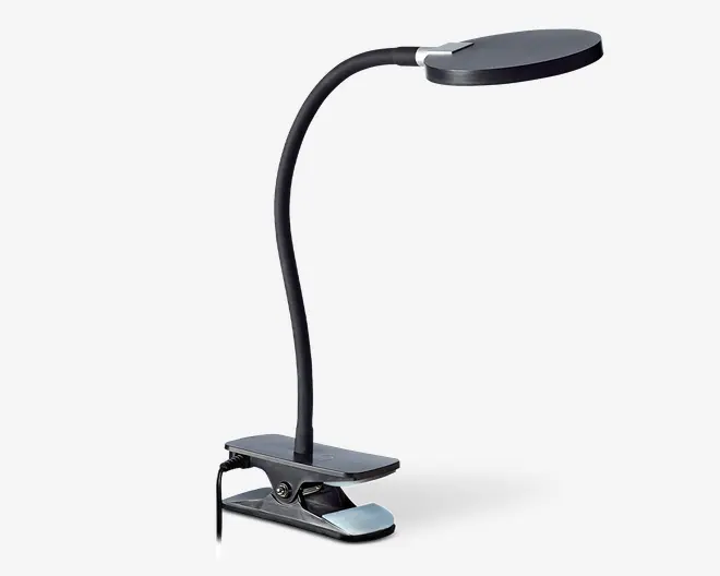 Elegant, moderne lampe med en fleksibel svanehals, der gør det nemt at justere lysretningen. Lampen har en solid klemmefod, så den let kan fastgøres til borde eller hylder. Lampens hoved er ovalt og slankt, hvilket giver en bred og jævn lysfordeling. Designet er kompakt og pladsbesparende, ideelt til arbejdsområder eller læsehjørner.