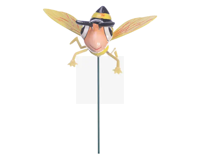 Dekorativ haveliv på pind med et fantasifuldt insektdesign, der har store, gennemsigtige gule vinger med røde årer. Insektet har et rundet, ferskenfarvet ansigt med overdrevne sorte og hvide øjne og bærer en sort hat med gul bånd. Benene er stiliserede og malet gule, og figuren er monteret på en slank metalpind, der gør det nemt at placere den i jorden.