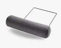 En cylindrisk, tekstureret rulle med en mørkegrå stofoverflade, fastgjort til en rektangulær metalramme. Rullen ser blød og polstret ud, velegnet til jævn påføring eller udglatning af materialer. Metalrammen er tynd og robust, hvilket giver støtte og nem håndtering.