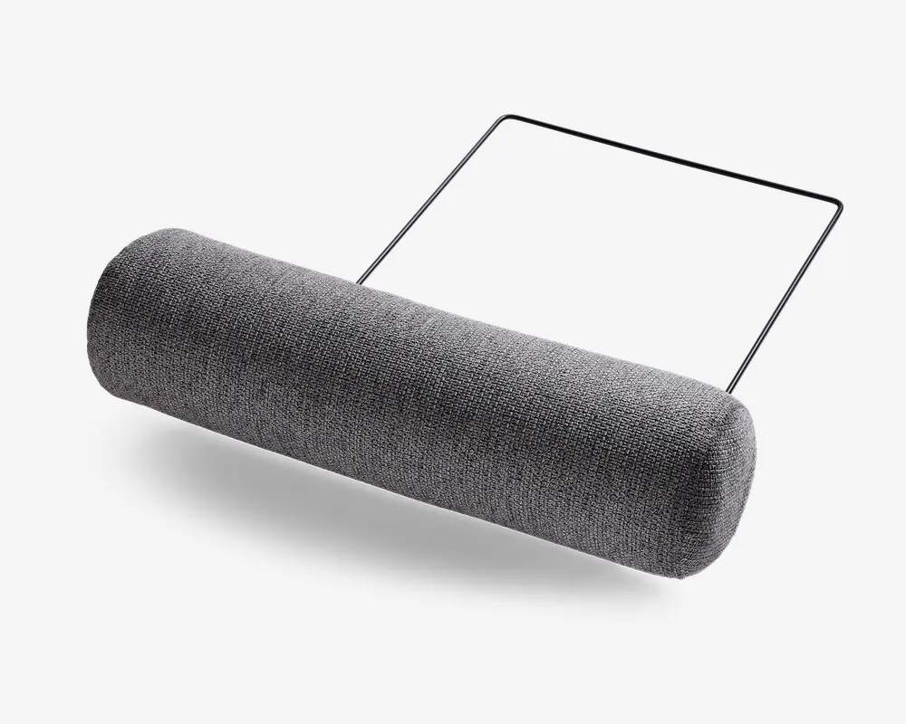 En cylindrisk, tekstureret rulle med en mørkegrå stofoverflade, fastgjort til en rektangulær metalramme. Rullen ser blød og polstret ud, velegnet til jævn påføring eller udglatning af materialer. Metalrammen er tynd og robust, hvilket giver støtte og nem håndtering.