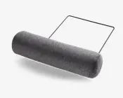 En cylindrisk, tekstureret rulle med en mørkegrå stofoverflade, fastgjort til en rektangulær metalramme. Rullen ser blød og polstret ud, velegnet til jævn påføring eller udglatning af materialer. Metalrammen er tynd og robust, hvilket giver støtte og nem håndtering.