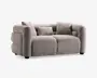 Lysegrå, tekstureret sofa med afrundede armlæn, lav ryg, to sædehynder og tre matchende pyntepuder.