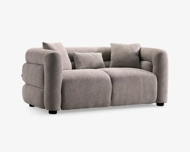 Lysegrå, tekstureret sofa med afrundede armlæn, lav ryg, to sædehynder og tre matchende pyntepuder.