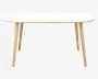 Rektangulært bord med afrundede hjørner, glat hvid bordplade og fire skråtstillede ben i lyst træ. Bordet har et minimalistisk, moderne design med rene linjer og en tynd bordplade.