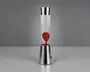 Høj, cylindrisk lampe med moderne base og top i sølvmetal. Det klare glasrør indeholder en rød voksagtig substans, der danner en rund form nær bunden, typisk for en lavalampe. Designet er slankt og minimalistisk, velegnet til moderne indretning.