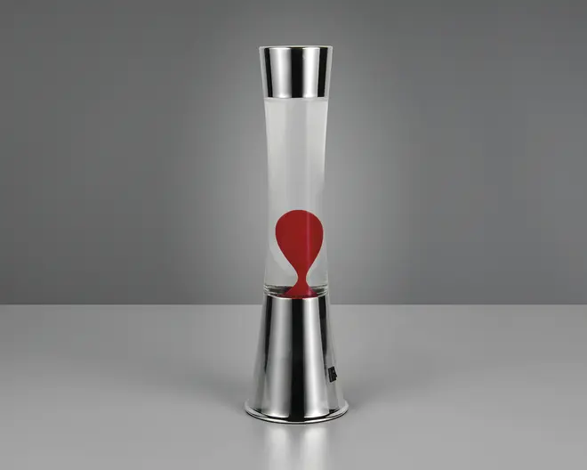 Høj, cylindrisk lampe med moderne base og top i sølvmetal. Det klare glasrør indeholder en rød voksagtig substans, der danner en rund form nær bunden, typisk for en lavalampe. Designet er slankt og minimalistisk, velegnet til moderne indretning.