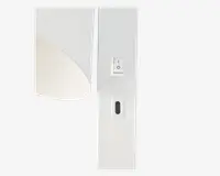 Et nærbillede af en moderne vægmonteret armatur med et minimalistisk design. Armaturet har en glat, mat hvid overflade. På højre side ses et rektangulært panel med en vippekontakt og en USB-C opladningsport nedenunder. Venstre side viser et buet, opalhvidt dæksel, der sandsynligvis spreder lyset og giver armaturet et stilrent og moderne udtryk.