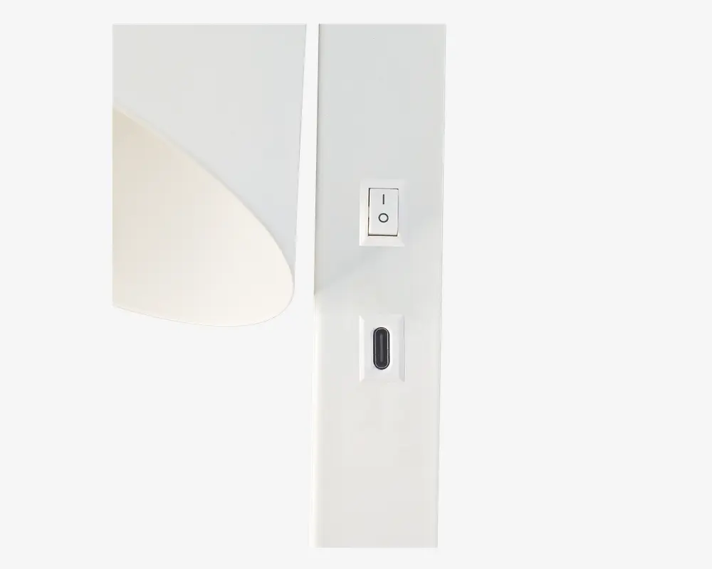 Et nærbillede af en moderne vægmonteret armatur med et minimalistisk design. Armaturet har en glat, mat hvid overflade. På højre side ses et rektangulært panel med en vippekontakt og en USB-C opladningsport nedenunder. Venstre side viser et buet, opalhvidt dæksel, der sandsynligvis spreder lyset og giver armaturet et stilrent og moderne udtryk.